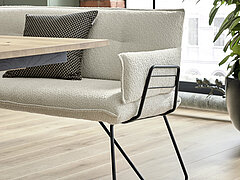 Esszimmer Pinero: Sitzbank (542) mit Armlehnen, Stoff Bouclé ivory (PG 4, 100 % Polyester), Kufengestell Metall, pulverbeschichtet schwarz (A01), ca. B 213, H 84, SH 51, AH 67, T 64, ST 42 cm