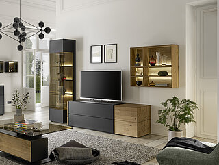 Trevio: Wohnkombination V26, ca. B 299, H 207, T 55 cm, Kerneiche Umato / Lack anthrazit / Riffholz, Kerneiche massiv Umato