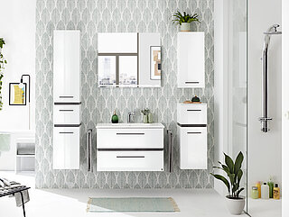 Bad Rimini: VZ-Angebot 2, best. aus: Mineralmarmor-Waschtisch Weiß BME013M81001, Waschtisch-Unterschrank W01013M7926 mit 2 Auszügen inkl. Kosmetik-Einsatz, ca. B 81/79, H 53, T 46 cm, Funktionsspiegel FEEN0118026 inkl. LED-Beleuchtung, ca. B 80, H 70, T 3 cm, Front Schneeweiß Glanz, Korpus Weiß Glanz, Akzentfarbe Oxid Dunkelgrau quer Nachbildung, Griff Quarzgrau matt, Gegen Aufpreis: 2 x Handtuchhalter HHWE2-325, Waschtischarmatur (Achtung: Die fotografierte Armatur wurde nicht aufgenommen. Siehe Preisliste!)