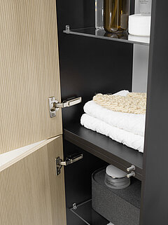 Badezimmer Riana: Detail Innenleben Hängebeimöbel (HET573733-L) mit 2 Türen (push to open), Korpus Schwarz-Matt-Touch, Front Linea-Eiche-hell-Nachbildung (PG 1), ca. B 37, H 169, T 33 cm