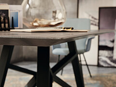 Detail: tabletop corner in knotty walnut, “blond-oiled”, edge design 6 - angled edge, tabletop 3 cm, frame: BP 100 anthracite lacquered