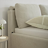 Detail Polsterbett-Kopfteil mit Rückenkissen in Stoff AURORA, Farbe: beige Nr. 02 (100 % Polyester) und LED-Beleuchtung (warmweiß) unter dem Bettkasten (2506-00-5000)