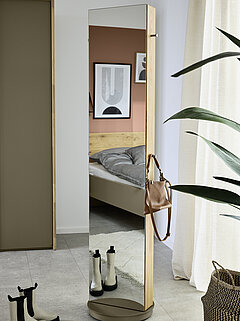 Schlafzimmer Jovanna mit Standkristallspiegel