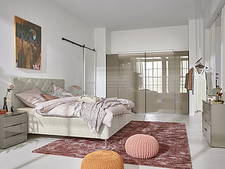 Polsterbett (0170299), Stoff 5215 creme (PG 1, 100% Polyester) Kopfteil 8 mit Rautensteppung, mit integriertem Bettkasten, Bettrahmen ca. H 36,5 cm, Federholzrahmen Trio-Flex, T-Fuß Chrom, ca. B 206, H 130, T 212 cm, Liegefläche ca. 200 x 200 cm, Zubehör: Matratze Orthomatic 2.0 Nightwatch (1182913), Stretchbezug soft, ca. 100 x 200 cm, Matratze Orthomatic 2.0 Nightwatch (1182913), Stretchbezug medium, ca. 100 x 200 cm,