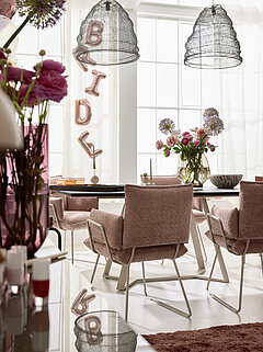 Esszimmer Pinero: Stuhl (502) mit Armlehnen, Stoff Bouclé blush (PG 4 100 % Polyester), Kufengestell Metall, pulverbeschichtet champagne (A21), ca. B 63, H 84, SH 51, AH 67, T 64, ST 42/48 cm