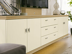 Korsika: Detail Hängesideboard 52984, ca. B 270, H 62, T 50 cm, Lack Crema / Eiche sand