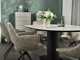 Esstisch (R 2041), Platte in organischer Form, Dekton Entzo Natural (2), Metallsäule pulverbeschichtet, anthrazit (BP100), ca. L 240, B 120, H 77 cm