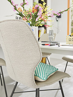 Stuhl (V 1442) ohne Armlehnen, Außen: Stoff Alpine Natural 01 (Gr. A, 96 % Polyester, 4 % Polyacryl), Innen: Leder Tendens Latte LD 2331 (Gr. 1), Vierfußgestell Metall, pulverbeschichtet anthrazit (BP 100), ca. B 49, H 95, SH 48, T 63, ST 42 cm