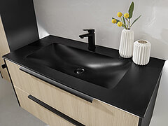 Badezimmer Riana: Waschtisch Duratek-Granit (BME018F10011) schwarz matt, inkl. Armaturbohrung und integriertem Überlauf, ca. B 101, H 1, T 49 cm, Waschtischunterschrank (W01018F10) inkl. umlaufender Fugenbeleuchtung mit Bewegungsmelder, LEDplus-fähig (Kalt-, Neutral- oder Warmlicht schaltbar und dimmbar, 18,1 Watt), 2 Auszüge, ca. B 99, H 48, T 48 cm, Korpus Schwarz-Matt-Touch, Front Linea-Eiche-hell-Nachbildung (PG 1), Griffleiste schwarz mattZubehör: LEDplus-Sensorschalter (ZCS008E) für Waschtischunterschrank, Waschtischarmatur (ZEHM37) schwarz matt, Handtuchhalter (ZHH00832) für Korpusmontage, schwarz matt, ca. L 33 cm