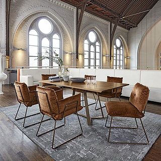 Esszimmer Pinero: Esstisch 551 (abgeschrägte Tischkante)ca. 200 x 100, H 76 cmGestell: Metall, pulverbeschichtet in A 13 midnight brown, Platte: Nussbaum N01 naturfarben geölt