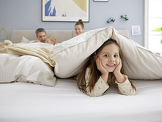 Familienbett, Boxspringbett, Stoff 5665 taupe, Kopfteil 2, geradlinig, bündig zur Box,, Überwurf durchgehend, ca. H 130, B 244, T 17 cm, 2 x Boxspringunterfederung 120 x 220 cm, 20 cm FIX, fest bezogen, Matratze Orthomatic 2.0, Classic TT, ca. 120 x 220 cm, soft, seitl. Stoff 5665, Matratze Orthomatic 2.0, Classic TT, ca. 120 x 220 cm, medium, seitl. Stoff 5665, Topper Comfort, Bezug 786, ca. 240 x 220 cm, Stützfüße schwarz, Fußfreiheit 15 cm, ca. B 244, H 130, T 218 cm, Liegefläche ca. 240 x 220 cm. Zubehör: Fuß D1 schwarz (04035), 2 x Kissen, Stoff 5664 beige, ca. 40 x 40 cm, (0198508), 1 x Kissen, Stoff 5663 creme, ca. 60 x 60 cm, (0198520), 2 x Kissen, Stoff 5665 taupe, ca. 60 x 60 cm, (0198520), 1 x Kissen, Stoff 5663 creme ca. 40 x 80 cm, (0198525), 1 x Kopfteil-Ambientebeleuchtung