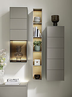 Hängeschrank 061-16-75-80-00-1, Mattglas fango (PG 5), Eiche massiv, gebürstet, ca. B 37, H 113, T 35 cm. Zubehör: indirekte LED-Beleuchtung (914), Trafo mit Fernbedienung (640)