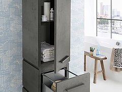 Bad Rimini: Hänge-Beimöbel MLL54323340, ca. B 32, H 127, T 33 cm, Front, Korpus u. Akzentfarbe Oxid Dunkelgrau quer Nachbildung, Griff Quarzgrau matt