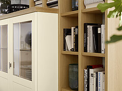 Korsika: Detail Highboardkombination 52972, ca. B 243, H 241, T 50 cm, Lack Crema / Eiche sand