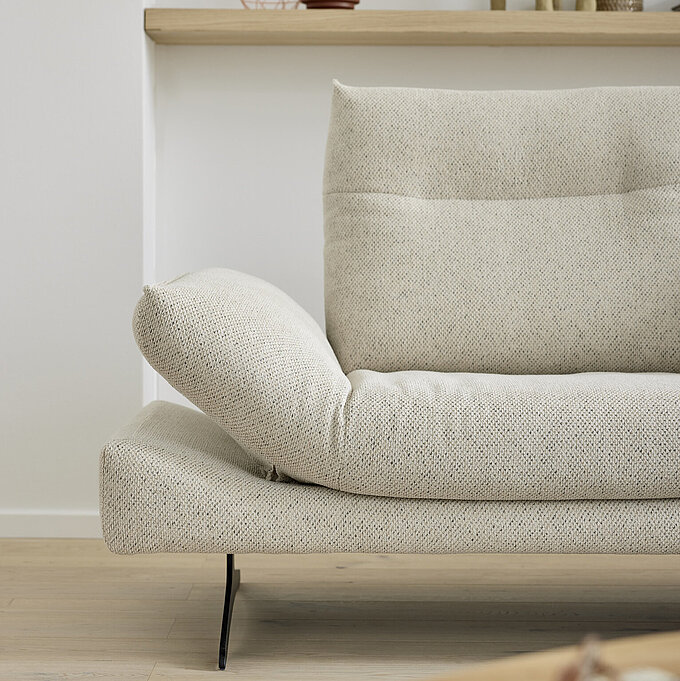 MR11530_09_MR2795_Print - 15.jpg Detail Ecksofa (Vorschlag 1A) mit Sitztiefenverstellung, Stoff (SK20, z.B. S75/44 ivory, 61 % Polyacryl, 36 % Rolefin, 3 % Polyester), Metallkufe (FT9) in M99 schwarz, matt. Zubehör: Seitenteilverstellung für NL70L (SV1)