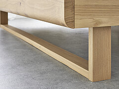 Fußteil mit Lisene, unten abgerundet, Kufe in Eiche