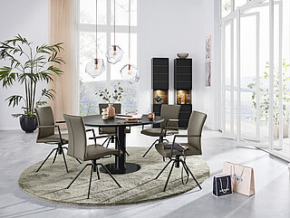 Esstisch 6802, ca. Ø 130, H 76 cm, Säule und Bodenplatte: pulverbeschichtet schwarz, Platte: Mooreiche massiv geölt