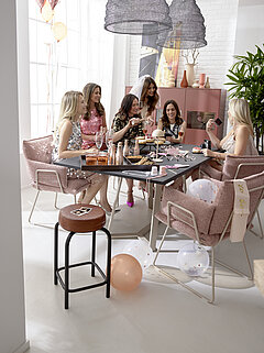 Stuhl (502) mit Armlehnen, Stoff Bouclé blush (PG 4 100 % Polyester), Kufengestell Metall, pulverbeschichtet champagne (A21), ca. B 63, H 84, SH 51, AH 67, T 64, ST 42/48 cm