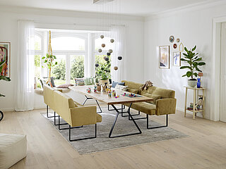 Sitzbank MR 4010 (4111-85984) mit 1 niedrigen Armlehne (1) links, Leder Vicenza pistachio (PG J), Kufengestell (1134) Metall, schwarz matt, ca. B 130, H 85, SH 50, T 69, ST 48 cm. Zubehör: Nierenkissen (75600), Leder Vicenza pistachio (PG J), ca. 70 x 25 cm