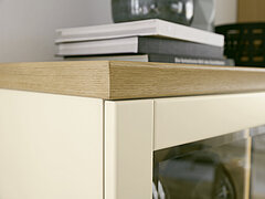 Korsika: Detail Highboardkombination 52972, ca. B 243, H 241, T 50 cm, Lack Crema / Eiche sand
