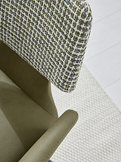 Stuhl Nerina (NE 2363) mit Armlehnen, Rücken: Stoff Funky 88 Turtle (PG A, 100 % Polyester), Sitz: Stoff Gaucho Fern 201 (PG A, 100 % Polyester), Stativgestell 360° drehbar, Metall pulverbeschichtet anthrazit (BP 100), ca. B 64, H 87, SH 50, AH 68, T 57, ST 43 cm