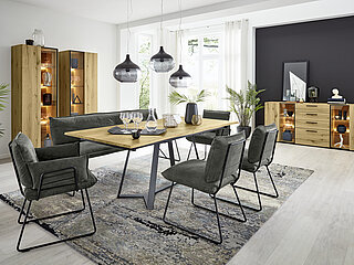 Esszimmer Pinero: Esstisch 557, ca. 200 (300) x 100, H 76 cm, mit Baumkante und Synchronauszug, Gestell: pulverbeschichtet A01 schwarz, Wildeiche W11 matt lackiert