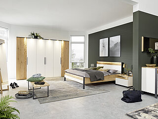 Voorstel 557002: Draaideurkast 6-deurs, 1e + 6e kofferdeur eiken met splithout, 4 deuren in het midden wit gelakt, ca. B 299, H 222, D 67 cm, ligbed met splithout-afwerking met hoofd- en voetbord, ca. 180 x 200 cm, 2 nachtkastjes met 2 ladekasten, ca. B 65, H 46, D 45 cm wit gelakt/afwerking massief geborsteld met splithout