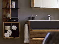 Hänge-Paneel 810777, Colorglas graphit / Absetzung Spaltholz Altholz-Eiche, lackiert, ca. B 38,4, H 115,2, T 17,8 cm, Hängeregal 810707 mit Metalleinsatz Lack titan, ca. B 38,4, H 38,4, T 33,1 cm, Zubehör (Aufpreis): LED-Paneelbeleuchtung 810923