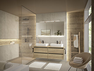 VZ-Vorschlag 4, Korpus und Front Riviera-Eiche-Nachbildung, Querstruktur, Akzentfarbe Schwarz-Matt-Touch, Gesamtmaß ca. B 152, H 200, T 50 cm, bestehend aus 2 x Keramik-Aufsatzbecken (BAETU1007920001) Weiß Glanz, je ca. B 60, H 13, T 42 cm, Waschtischplatte (PMD281549H) inkl. 2 Ausschnitten, ca. B 152, H 3, T 50 cm, Waschtischunterschrank (W99015F15) mit 4 Auszügen inkl. Kosmetikeinsätzen, ca. B 151, H 54, T 49 cm, Spiegelschrank (SDAES3015) 3-türig, einfach verspiegelt, ca. B 150, H 70, T 17 cm
Zubehör: LEDplus-fähige Beleuchtung (Kalt-, Neutral- oder Warmlicht schaltbar und dimmbar): Aufsatzleuchte (ZALBCF11E; 15 Watt), schwarz matt, ca. B 110 cm, 2 x Waschplatzbeleuchtung (ZWP00265E; 3,2 Watt), ca. B 65 cm, Sensorschalter (ZCS005E) für Aufsatzleuchte; Griffset (ZDVSPSG2, 3 Stück) für Spiegelschrank, schwarz matt, 2 x Waschtischarmatur (ZEHM37) schwarz matt, 2 x Überlaufrosette (ZDVROS01) schwarz, 2 x Handtuchhalter (ZHH00832) für Korpusmontage, schwarz matt, ca. L 33 cm