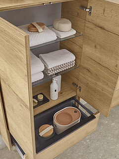 Badezimmer Riana: Detail Innenleben Hängebeimöbel (UGL027233) mit 2 Türen (push to open) und 1 Schubkasten mit Griffleiste, schwarz matt, Korpus und Front Halifax-Eiche-Nachbildung, Querstruktur (PG 2), ca. B 72, H 109, T 33 cm