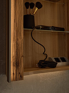 Detail seitl. LED-Beleuchung / Absetzung Spaltholz Eiche Spiegelschrank