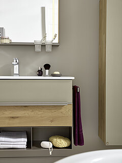 Korpus Wildeiche massiv lackiert, Front Colorglas titan / Absetzung Wildeiche gebürstet, lackiert,
Detail Waschtisch-Hängeschrank 810112 mit 1 Auszug, ca. B 100, H 38,4, T 50 cm, Waschtisch 810804 Keramik weiß, Becken eingelassen, mit Überlauf, ca. B 102, H 1,6, T 50 cm, Metallregal 810704 Lack titan, ca. B 100, H 19, T 50 cm (Fachtiefe 30 cm), Spiegel 810053 mit integrierter LED-Beleuchtung, Kippschalter zum Schalten der Lichtfarbe und Metallablage Lack titan inkl. 2 Glasbechern, ca. B 82, H 80, T 17 cm, Zubehör (Aufpreis): Handtuchhalter 810901 Metall Lack titan für Korpusmontage, ca. L 45 cm