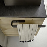 Badezimmermöbel REVENTO LINE Pinie Nachbildung Detail Handtuchhalter schwarz matt