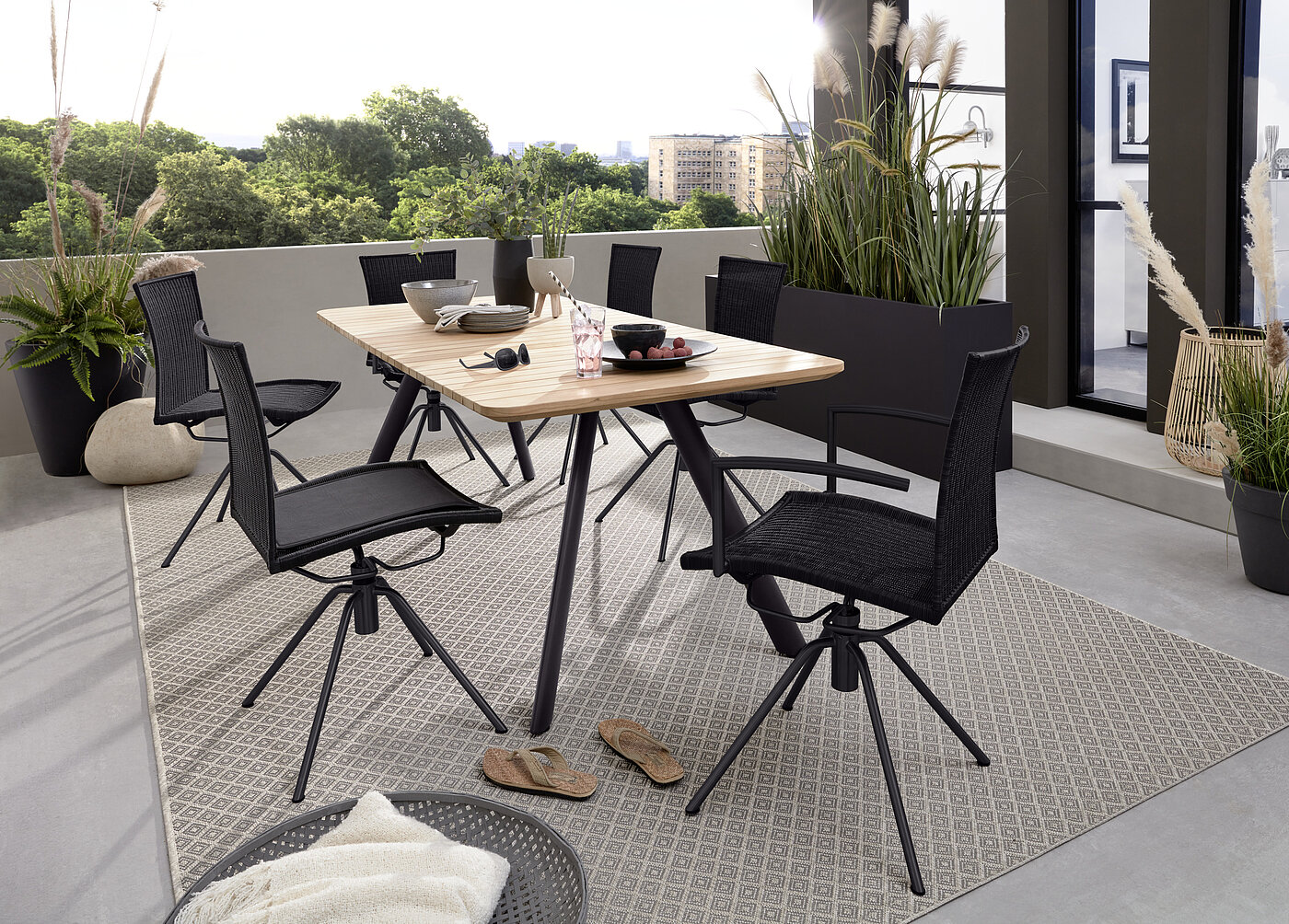 MR10801_A_Helmond-Outdoor - 15.jpg Tisch Schweden, Platte Teak massiv, natur, mit Facettenkante,
Gestell Aluminium pulverbeschichtet, anthrazit,
ca. 200 x 90, H 76 cm