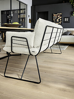 Esszimmer Pinero: Sitzbank (542) mit Armlehnen, Stoff Bouclé ivory (PG 4, 100 % Polyester), Kufengestell Metall, pulverbeschichtet schwarz (A01), ca. B 213, H 84, SH 51, AH 67, T 64, ST 42 cm