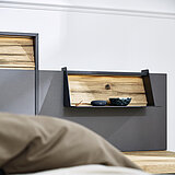 Detail opzetpaneel met verlichting in lak grafiet / afwerking massief wild eiken geborsteld met gekloofd hout