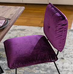 Esszimmer Pinero: Stuhl 500 mit Kufengestell, B 50,0, H 84,0, SH 51,0,T 64,0, ST 42,0/48,0 cm, Stoff Iyon aubergine, Gestell: Metall, pulverbeschichtet in A 01 schwarz