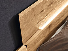 Schlafzimmer Jovanna: Detailbild vom Kopfteil in Lack Weiß und Wildeiche