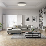 Ecksofa, Leder Z 69/22 light grey (LK 50) mit Kontrastfaden, bestehend aus: Longchair mit Armlehne links (K105L), Anreihsofa 2-sitzig, Armlehne rechts (N80R), Schenkelmaß ca. 207 x 342, H 87, SH 46, T 103 cm, Optional: Kopf- stützenverstellung (KV 1, KV 2), motorischer Sitzvorzug (A02), Echtholz-sockel (SOE1) in Eiche