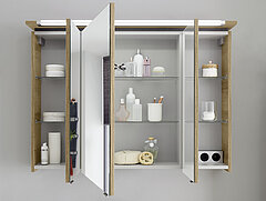 Bad Rimini: Detail Spiegelschrank SEKE0051004 mit Kranz inkl. LED-Beleuchtung, ca. B 101, H 73, T 17/23 cm, Front und Korpus Riviera Eiche quer Nachbildung, Akzentfarbe Oxid Dunkelgrau quer Nachbildung, aus VZ-Angebot 1, Mineralmarmor-Waschtisch Weiß BME013M10101, Waschtisch-Unterschrank W01013M9904 mit 2 Auszügen inkl. Kosmetik-Einsatz, ca. B 101/99, H 53, T 46 cm, Griff Quarzgrau matt: Gegen Aufpreis: Waschtischarmatur (Achtung: Die fotografierte Armatur wurde nicht aufgenommen. Siehe Preisliste!)