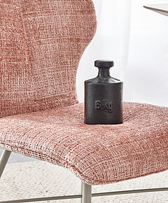 Detail "teilvolumige Polsterung" - Stuhl NEVIO (V1742) ohne Armlehnen, teilvolumige Polsterung, Stoff Yunus 10 Coral (PG A, 90 % Polyester, 10 % Viskose), Vierfußgestell Metall, pulverbeschichtet Silk Grey (RAL 7044), ca. B 49, H 95, SH 50, AH 65 – 66, T 63, ST 42 cm. Zubehör: Sonderfarbton (RAL 7044)