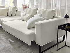 JustB! PM100: Ecksofa bestehend aus Anreihsofa 1-sitzig, medium (60104) mit festem Hocker links, Spitzecke, klein (66020), Anreihsofa 2-sitzig mit Armlehne rechts (22003), Stoff (PG 8, z. B. Easy care white, 100 % Polyester), ca. 232 x 268, H 67/88, SH 47, T 107–123, ST 62–96 cm. Zubehör: Sitzvorzug motorisch, Zwischenhocker (70300), ca. B 90, H 47, T 107 cm, Metallkufen schwarz, matt (260), 1 x Nierenkissen (75630) ca. B 74, H 25, T 11 cm, 2 x Nierenkissen Ecke (75634) ca. B 56, H 25, T 11 cm, 2 x Nierenkissen (75620) ca. B 64, H 25, T 11 cm, 1 x Nierenkissen (75670) ca. B 134, H 25, T 11 cm