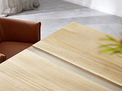 Detail Harzfüllung Esstisch (L2447), Platte Wildeiche massiv geölt, 4 cm, außen Schweizer Kante, innen echte Baumkante mit Harzfüllung farblos matt, leicht transparent, Gestell pulverbeschichtet marron (BP 404), ca. L 260, B 100, H 75 cm