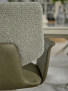 Stuhl (NE 2369) mit Armlehnen, Rücken Stoff Rhythm Thyme (PG A), Sitz Leder Rancho forest (PG 2), Stativgestell 360° drehbar, ohne Rückholfunktion, Metall pulverbeschichtet, ca. B 64, H 87, SH 50, AH 68, T 57, ST 43 cm. Zubehör: Sonderfarbton Gestell Seidengrau (RAL 7044)