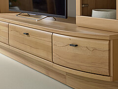 Detail Wohnwand Vorschlag 66798, Kernbuche massiv (PG 1), Rückwand Lack seidengrau – Deepline, Metall Wandbord in Lack seidengrau, ca. B 330, H 218, T 58 cm Zubehör: 2 x 1er-Set LED-Strahler (8942), 4er-Set LED-Strahler (8945), 4er-Set indirekte Glasbodenbeleuchtung (94004), 2er-Set indirekte Glasbodenbeleuchtung (93992), Montageplatte für WB (94855), Montageplatte für WB (94857), Deepline bis 5R (94475), Deepline bis 3R (94473), 5-Kanal-Funkfernbedienung (91197), 3-Kanal-Funkempfänger (91199)