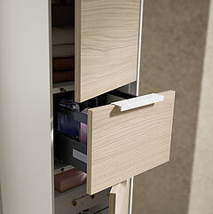 Detail Auszug von Hängebeimöbel (HEL533733-R) mit 2 Türen (push to open) und 1 Auszug mit Griffleiste weiß matt, Korpus Weiß-Matt-Touch, Front Tropea-Eiche-Nachbildung, Querstruktur (PG 1), ca. B 37, H 169, T 33 cm