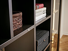 Kara-System: Detail Vorschlag 57213, ca. B 285, H 218, T 49 cm, Asteiche / Lack Graphit