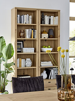 Korpusregal 66618, Front Asteiche massiv, Korpus Asteiche furniert, Griff schwarz, ca. B 120, H 218, T 39 cm