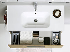 Bad Rimini: VZ-Angebot 1, best. aus: Mineralmarmor-Waschtisch Weiß BME013M10101, Waschtisch-Unterschrank W01013M9904 mit 2 Auszügen inkl. Kosmetik-Einsatz, ca. B 101/99, H 53, T 46 cm, Spiegelschrank SEKE0051004 mit Kranz inkl. LED-Beleuchtung, ca. B 101, H 73, T 17/23 cm, Front und Korpus Riviera Eiche quer Nachbildung, Akzentfarbe Oxid Dunkelgrau quer Nachbildung, Griff Quarzgrau matt: Gegen Aufpreis: Handtuchhalter ZHH4320 zur Korpusmontage, Waschtischarmatur (Achtung: Die fotografierte Armatur wurde nicht aufgenommen. Siehe Preisliste!)