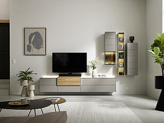 Sideboard Vorschlag 821-16-75-80-3L-1, Mattglas fango (PG 5) / Eiche massiv, gebürstet, ca. B 262, H 53, T 42 cm. Zubehör: Hängebeschlag (1), 3 x Klappe mit Push-to-open (PUSH), 3 x Schubkasten mit Push-to-open (PUSH), LED-Band für Oberboden (645), LED-Band für Oberboden (656), Soundbarhaube schwarz (680-00-00-3-0-00-0), TV-Halterung schwenkbar (685), Trafo und Fernbedienung (640)